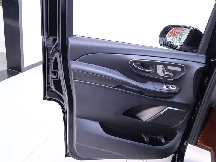 Фото 18 - Mercedes-Benz V-Class