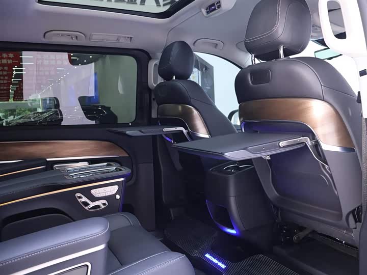 Фото 24 - Mercedes-Benz V-Class