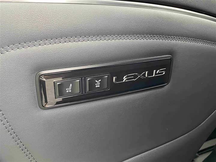 Фото 18 - Lexus LM