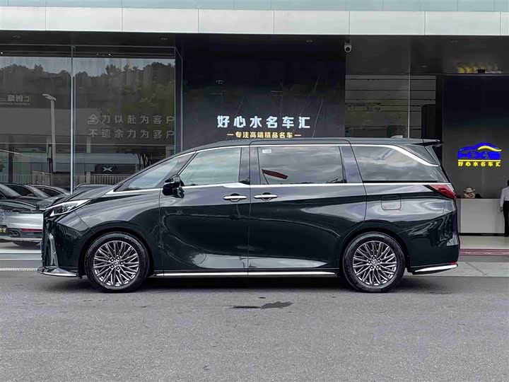 Фото 2 - Lexus LM