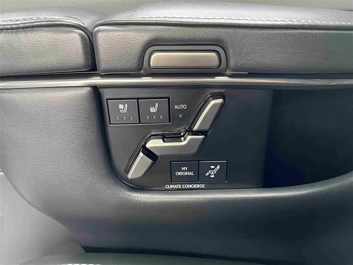 Фото 22 - Lexus LM