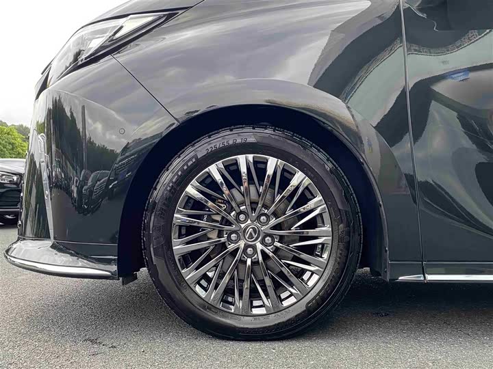 Фото 25 - Lexus LM