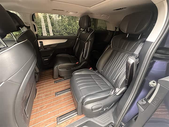 Фото 15 - Roewe iMax 8