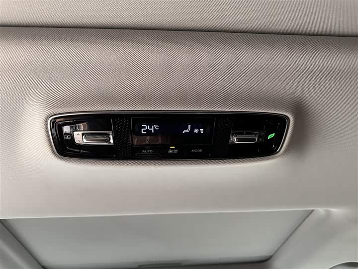 Фото 18 - Roewe iMax 8