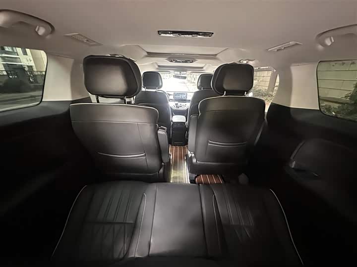 Фото 9 - Roewe iMax 8