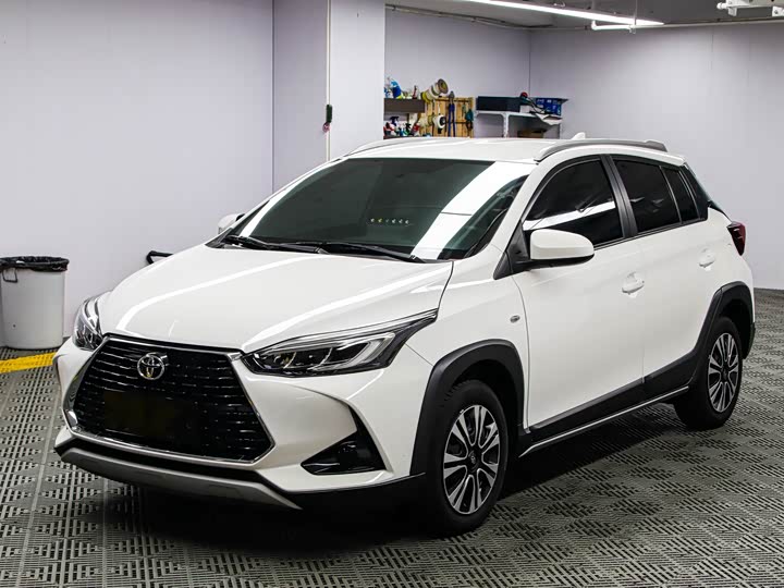 Фото 1 - Toyota Yaris L Hatchback