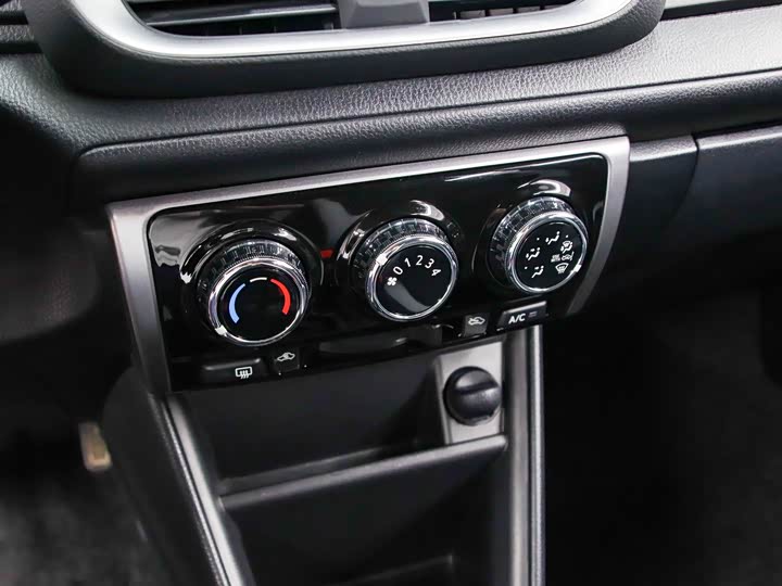 Фото 10 - Toyota Yaris L Hatchback