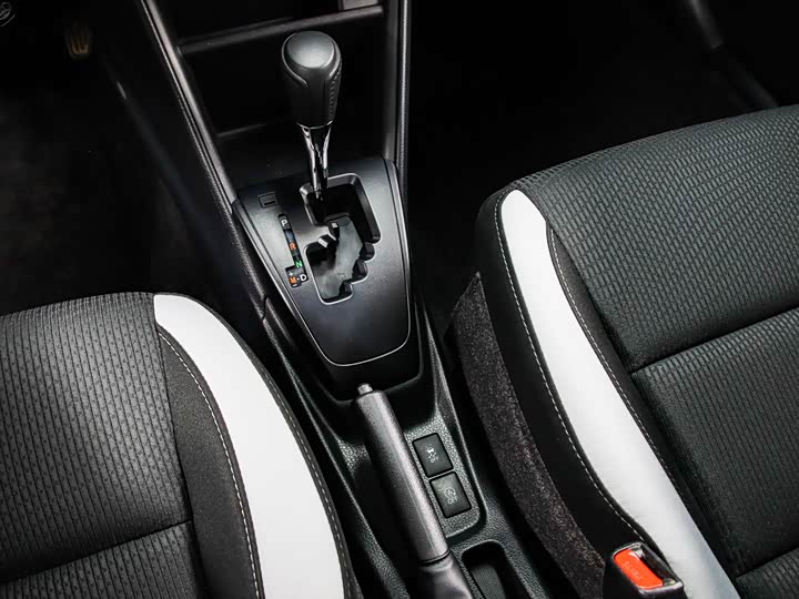 Фото 11 - Toyota Yaris L Hatchback