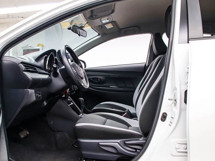 Фото 12 - Toyota Yaris L Hatchback