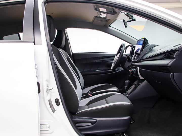 Фото 13 - Toyota Yaris L Hatchback