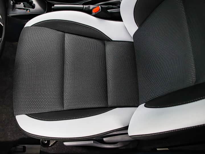 Фото 14 - Toyota Yaris L Hatchback