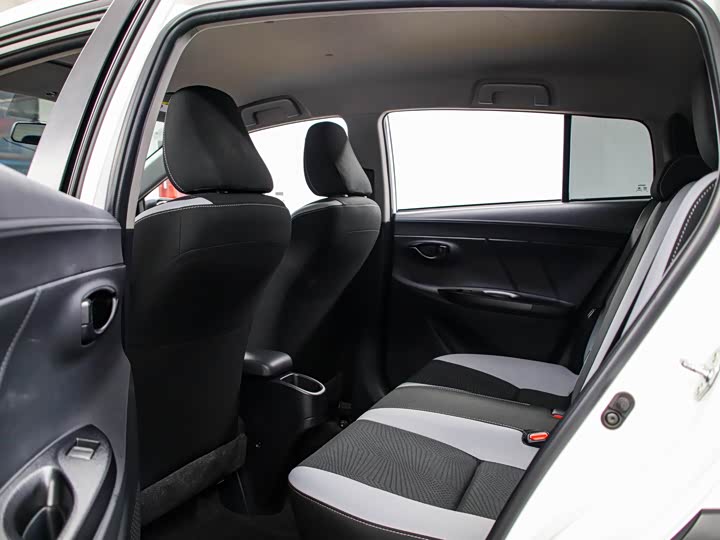 Фото 15 - Toyota Yaris L Hatchback