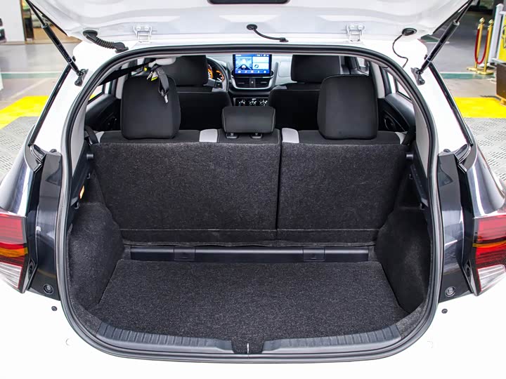 Фото 16 - Toyota Yaris L Hatchback