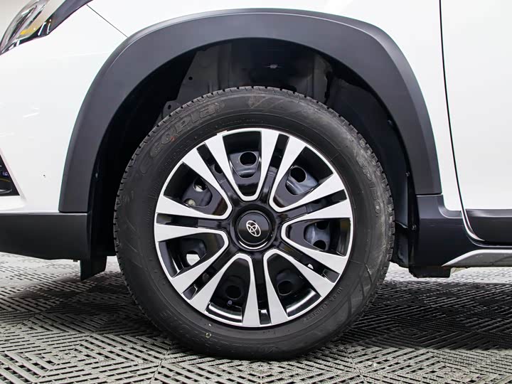 Фото 17 - Toyota Yaris L Hatchback