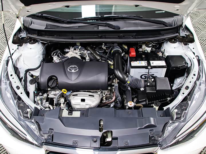 Фото 18 - Toyota Yaris L Hatchback