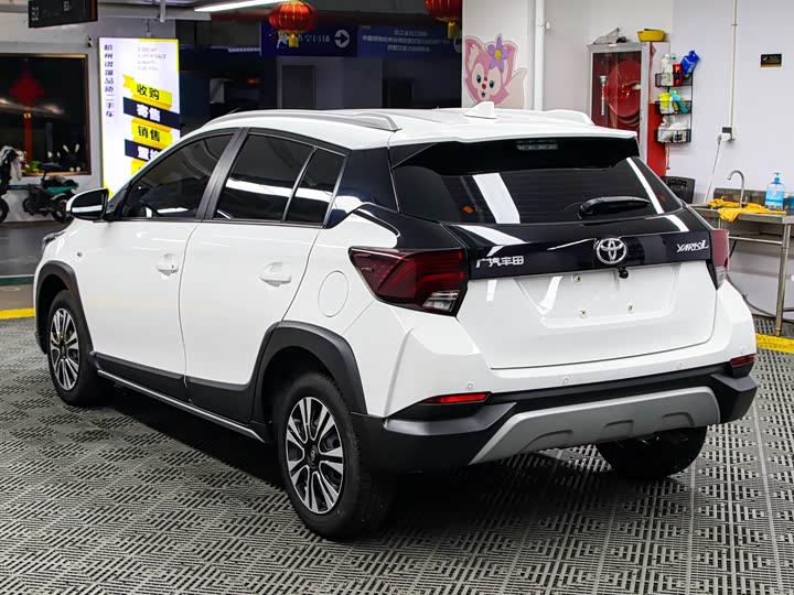 Фото 19 - Toyota Yaris L Hatchback