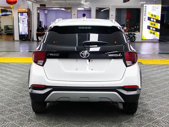 Фото 20 - Toyota Yaris L Hatchback