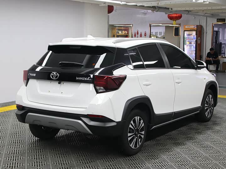 Фото 21 - Toyota Yaris L Hatchback