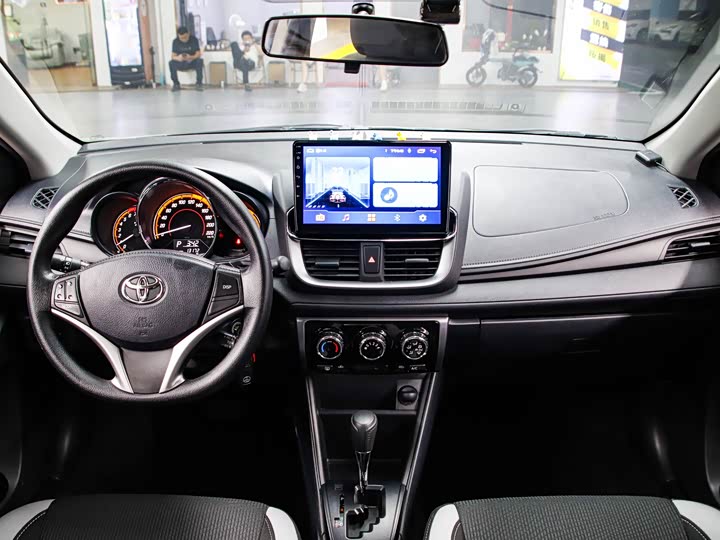 Фото 4 - Toyota Yaris L Hatchback