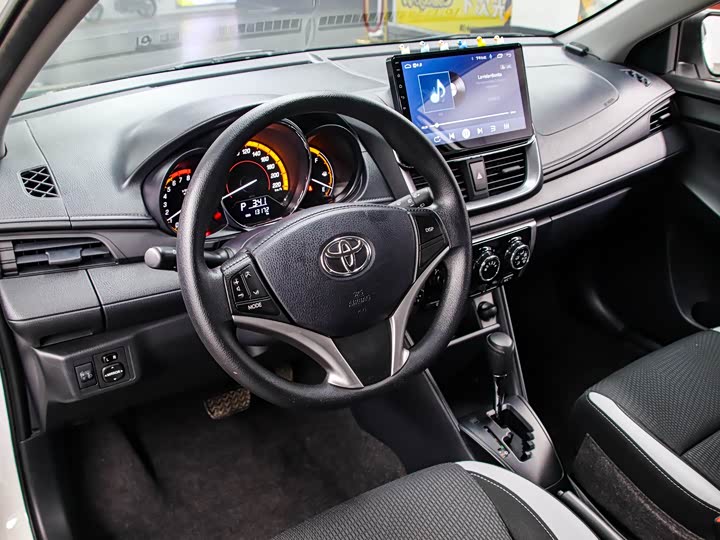 Фото 5 - Toyota Yaris L Hatchback