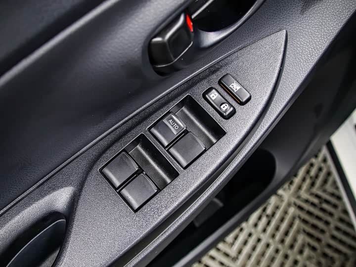 Фото 6 - Toyota Yaris L Hatchback