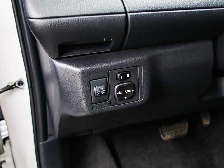 Фото 7 - Toyota Yaris L Hatchback