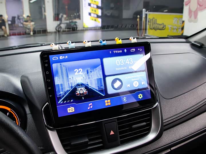 Фото 8 - Toyota Yaris L Hatchback