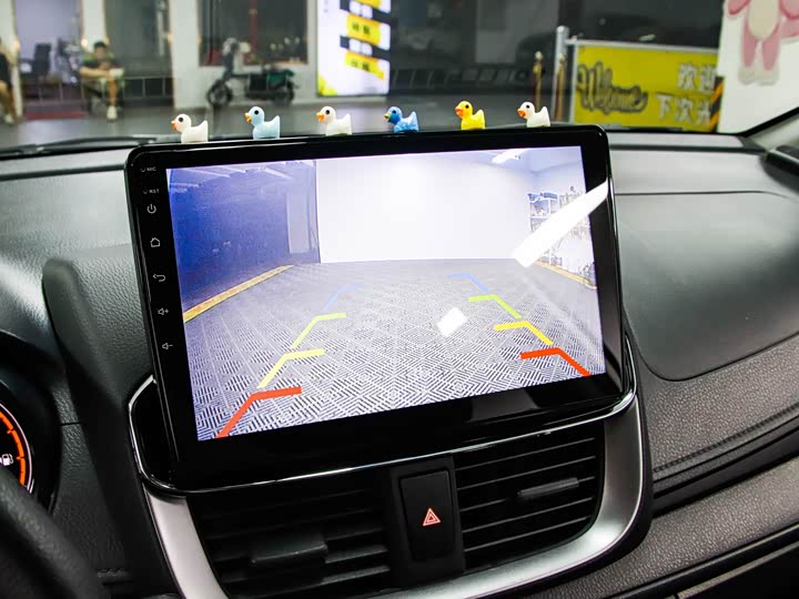 Фото 9 - Toyota Yaris L Hatchback