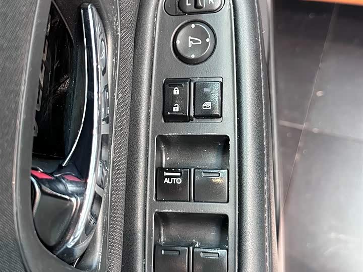 Фото 10 - Honda Vezel