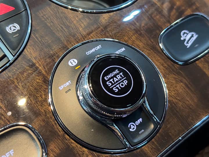 Фото 12 - Bentley Bentayga