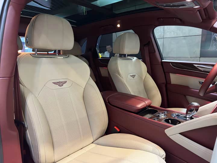 Фото 16 - Bentley Bentayga