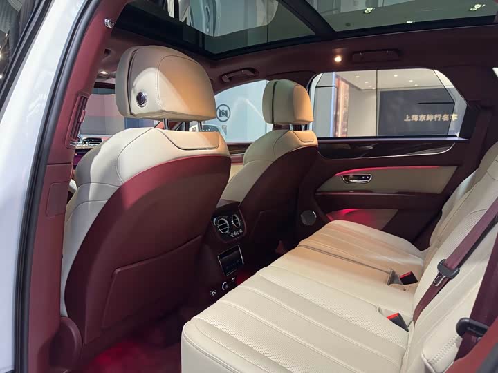 Фото 17 - Bentley Bentayga