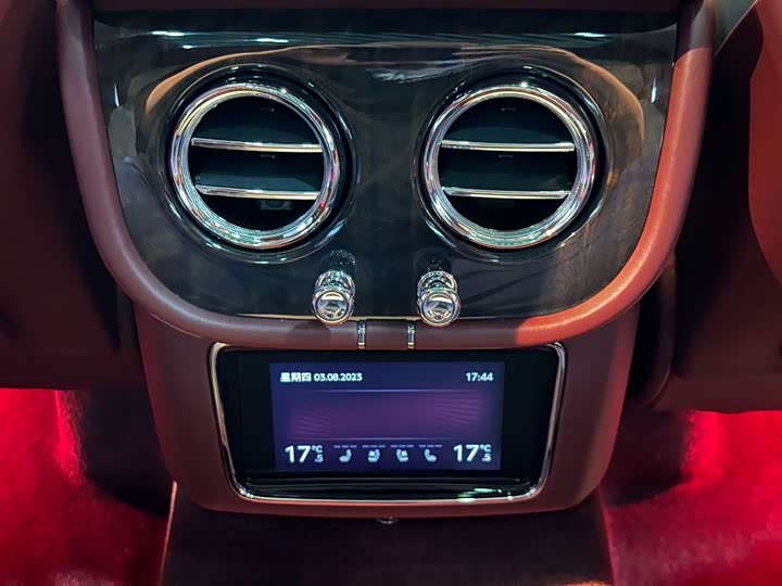 Фото 19 - Bentley Bentayga