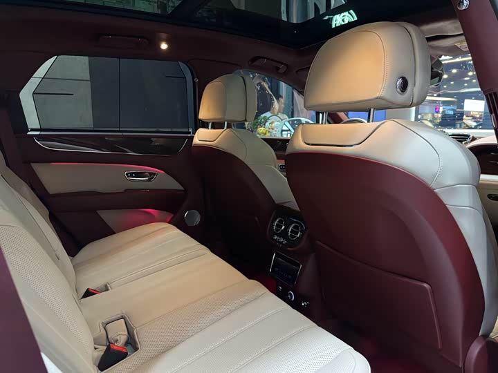 Фото 20 - Bentley Bentayga