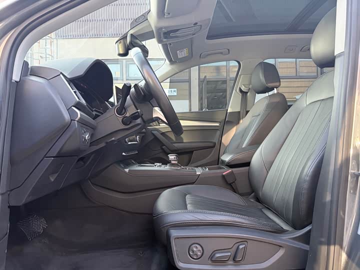 Фото 11 - Audi Q5L