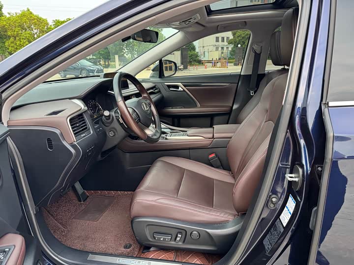 Фото 4 - Lexus RX