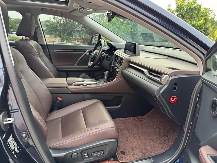 Фото 6 - Lexus RX