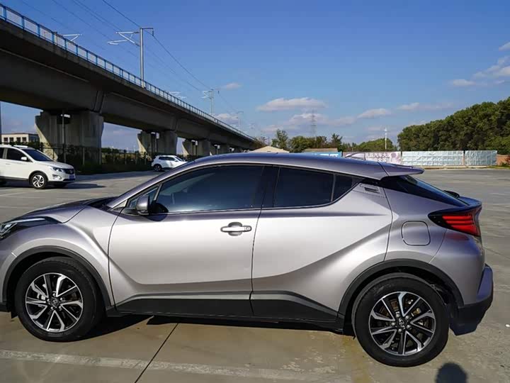 Фото 9 - Toyota Izoa