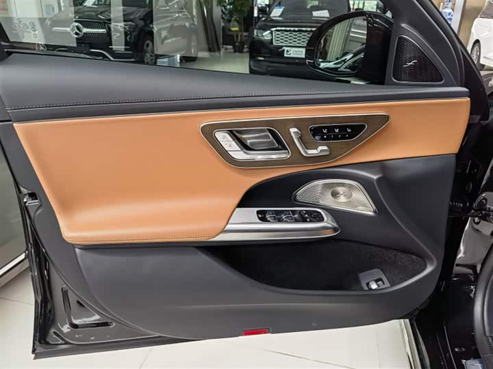 Фото 10 - Mercedes-Benz E-Class