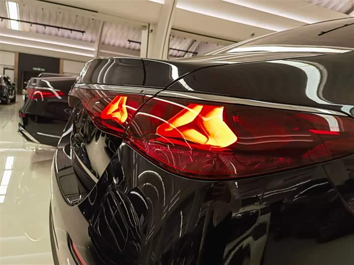 Фото 20 - Mercedes-Benz E-Class