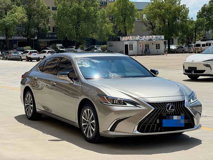 Фото 1 - Lexus ES