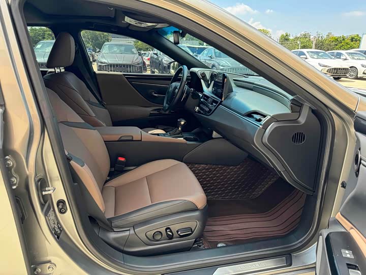 Фото 6 - Lexus ES