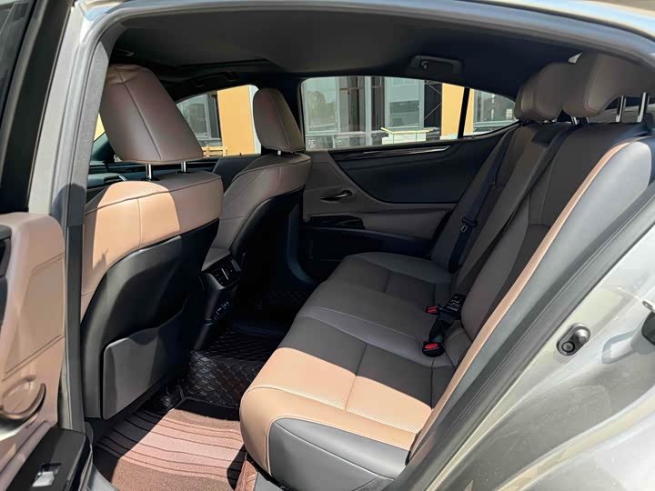 Фото 7 - Lexus ES