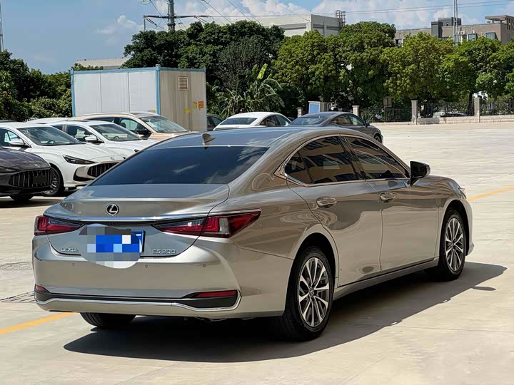 Фото 8 - Lexus ES