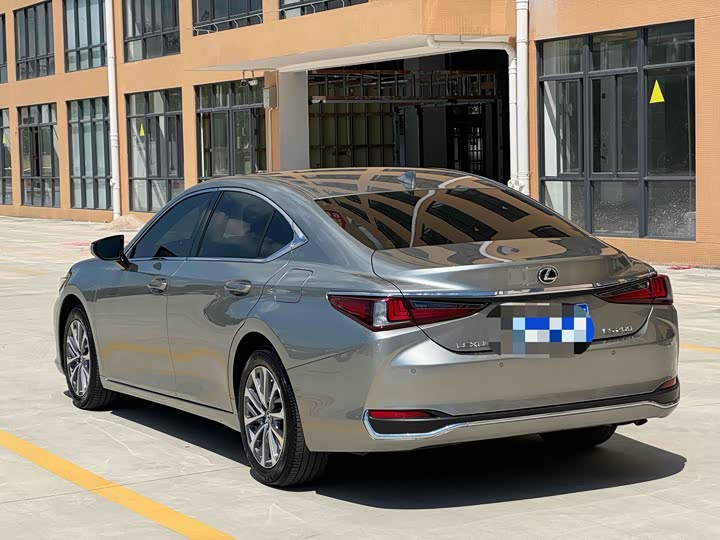 Фото 9 - Lexus ES