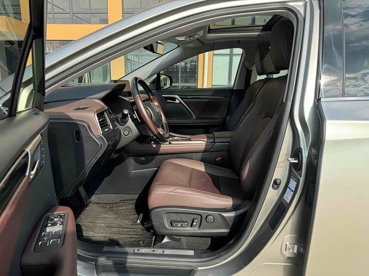 Фото 4 - Lexus RX