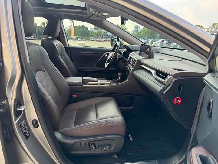 Фото 6 - Lexus RX