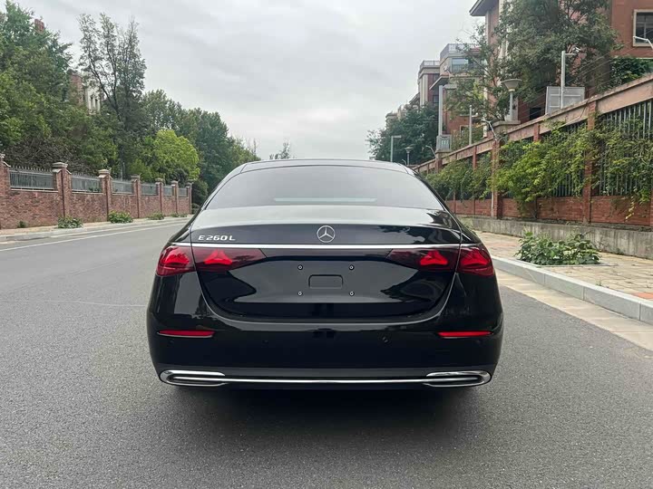 Photo 10 - Mercedes-Benz E-Class