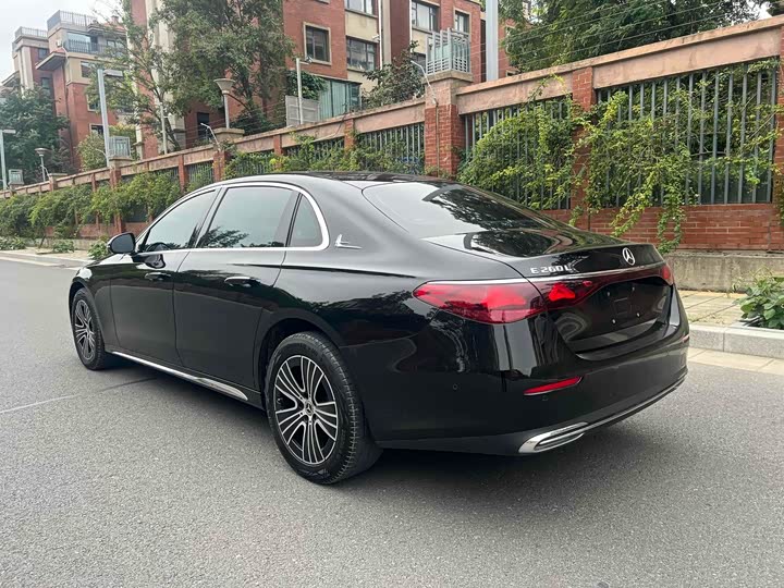 Photo 9 - Mercedes-Benz E-Class