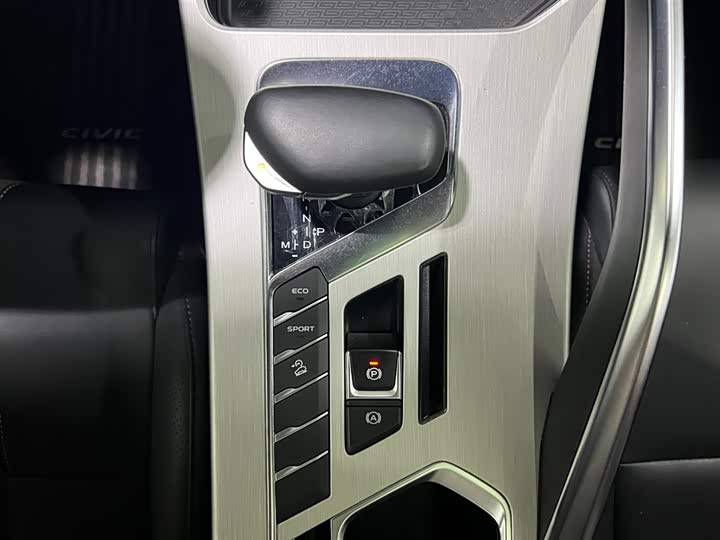 Фото 15 - Geely Coolray